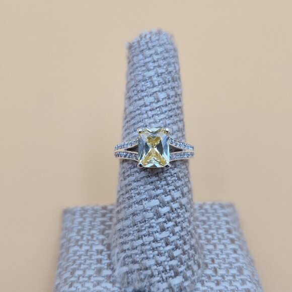 Size 7 Sterling Silver Yellow Cubic Zirconia Beautiful Gem Ring A4813 - Picture 1 of 9